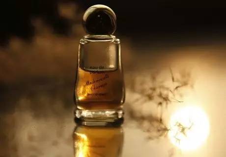 what??？“香”艷的美女成了辦公室污染源，甲醛治理非常必要！