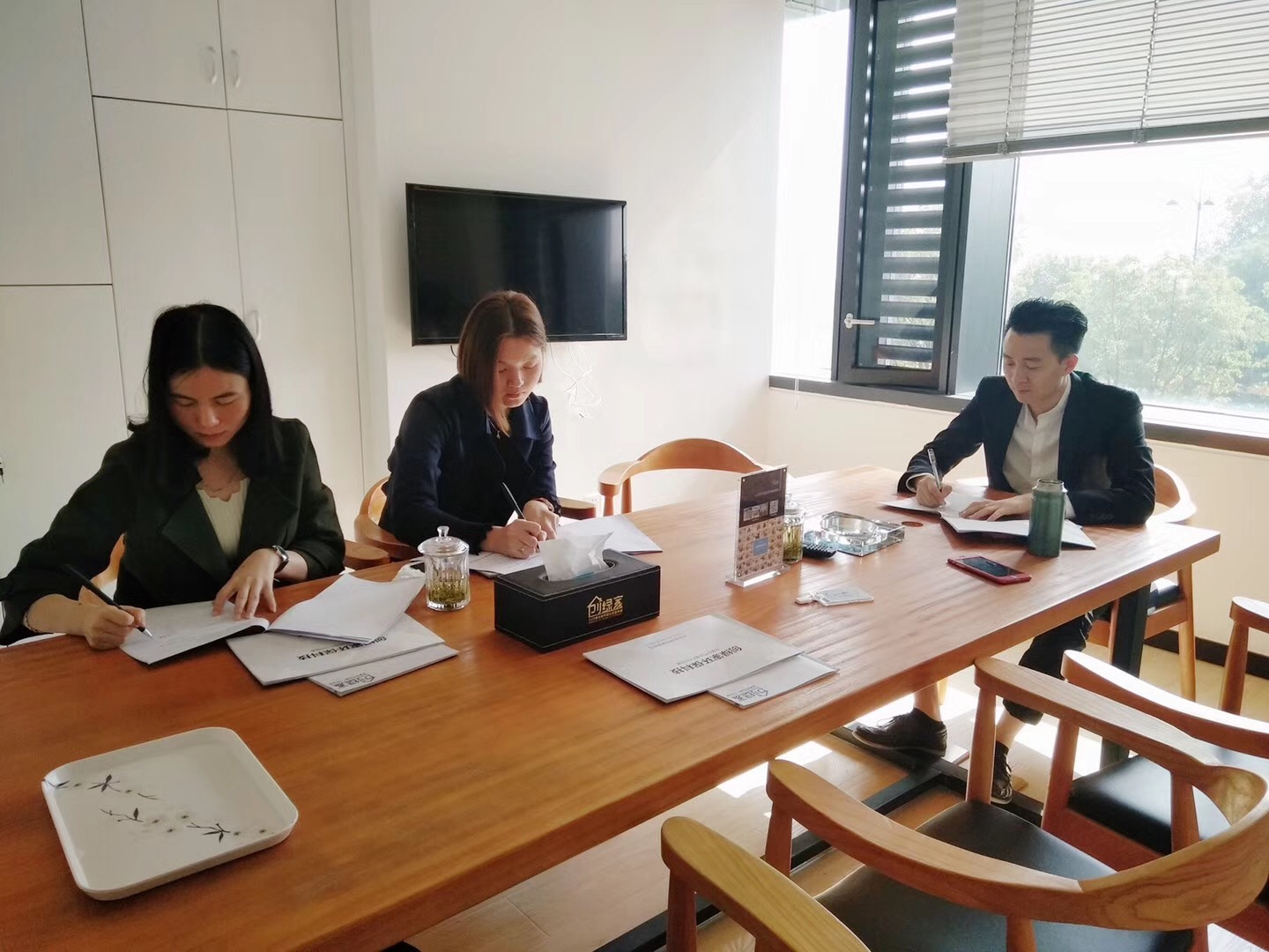 熱烈祝賀楊總、潘總簽約創(chuàng)綠家茂名市區(qū)級代理！