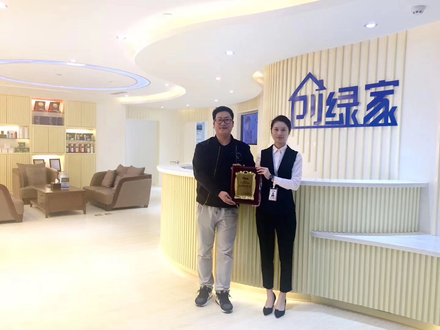 熱烈祝賀丁總簽約創(chuàng)綠家紹興市區(qū)級(jí)代理！