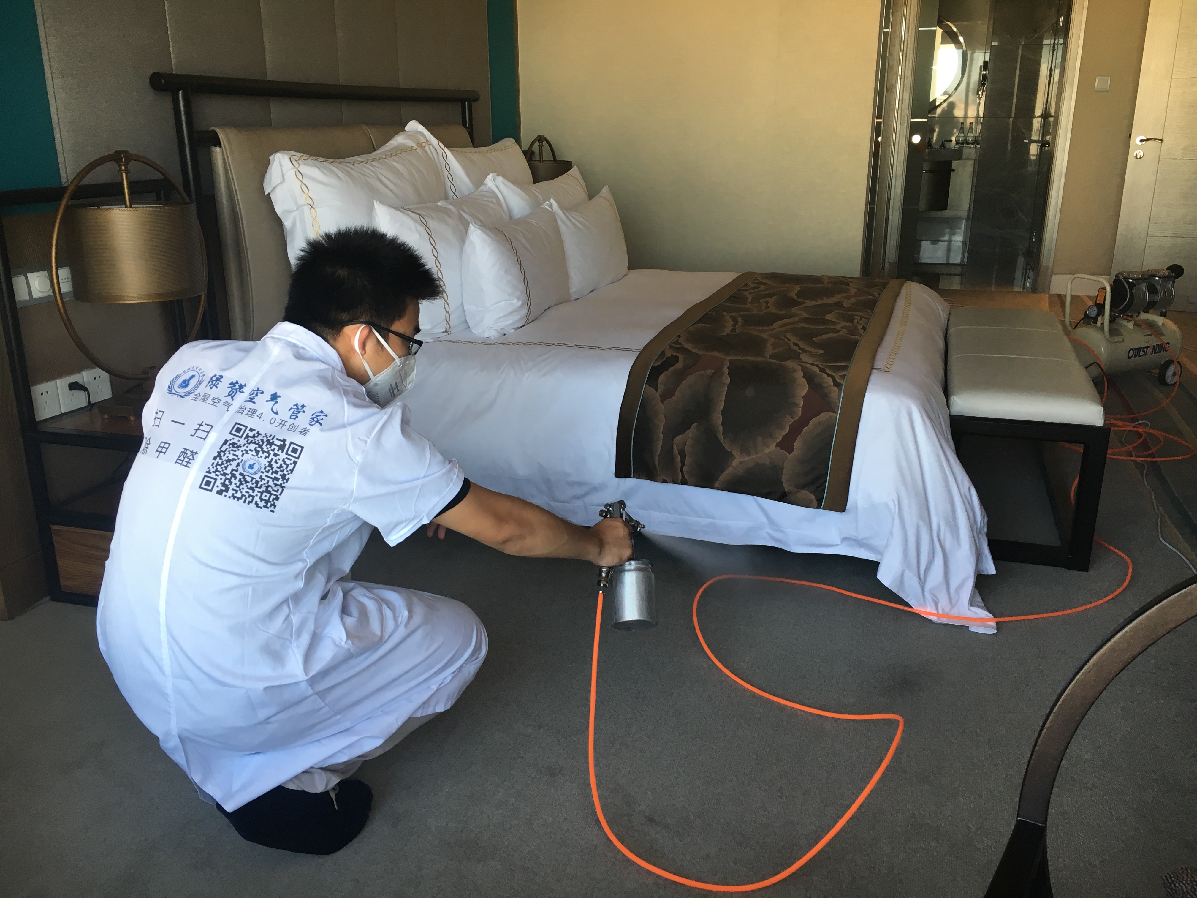 根據(jù)央視的報(bào)道，最有效的裝修污染控制的辦法是光觸媒除甲醛，這是針對(duì)光觸媒的作用，許多人提出了質(zhì)疑。如何使用光觸媒除甲醛，以及它的原理是什么。