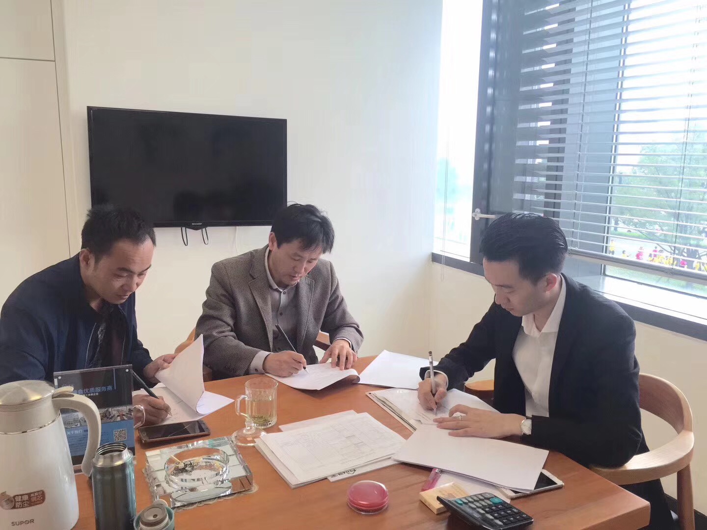 熱烈祝賀王總、葛總簽約創(chuàng)綠家蘇州市區(qū)級代理！