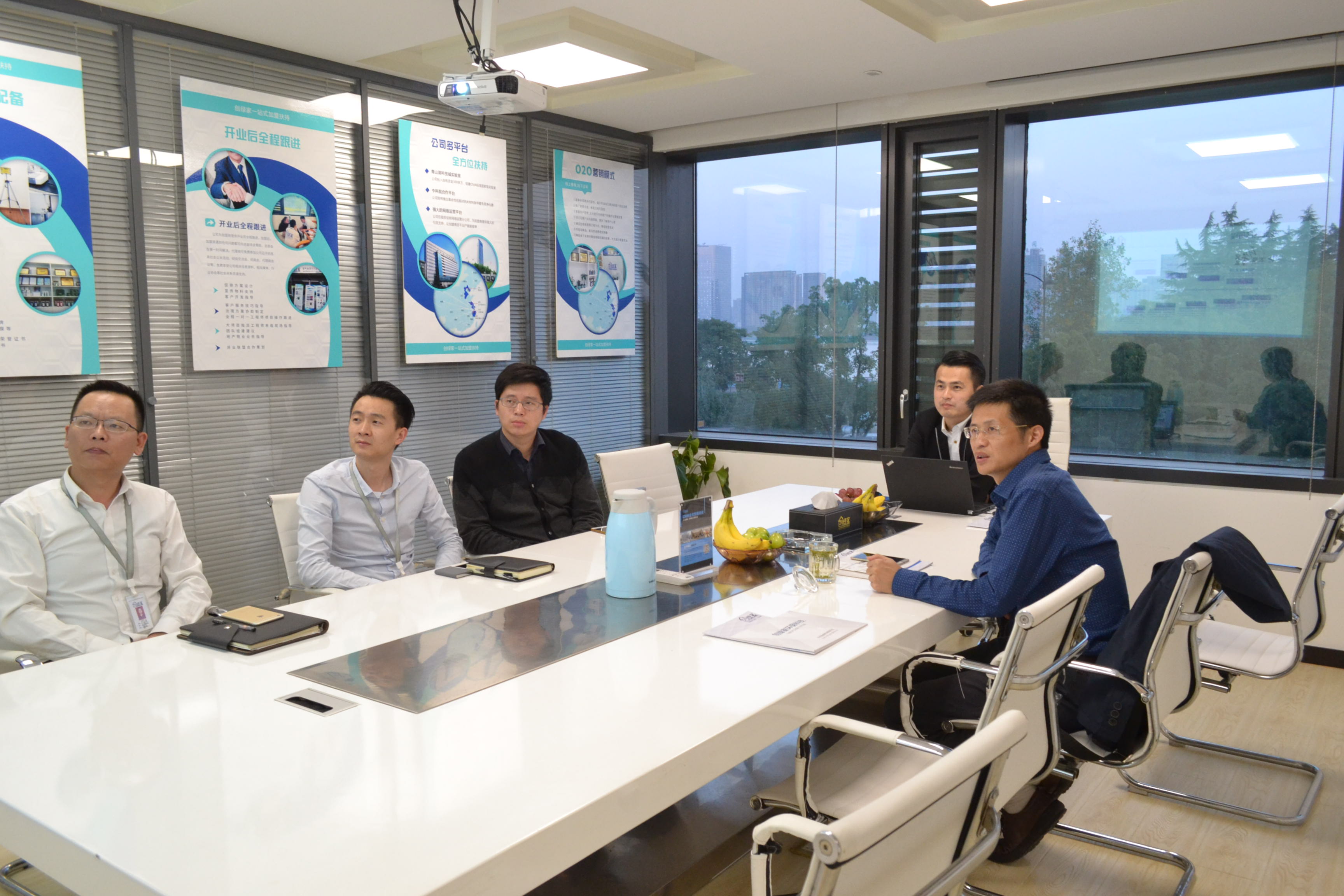 熱烈歡迎杭州上城區(qū)科技局領(lǐng)導(dǎo)蒞臨創(chuàng)綠家指導(dǎo)！