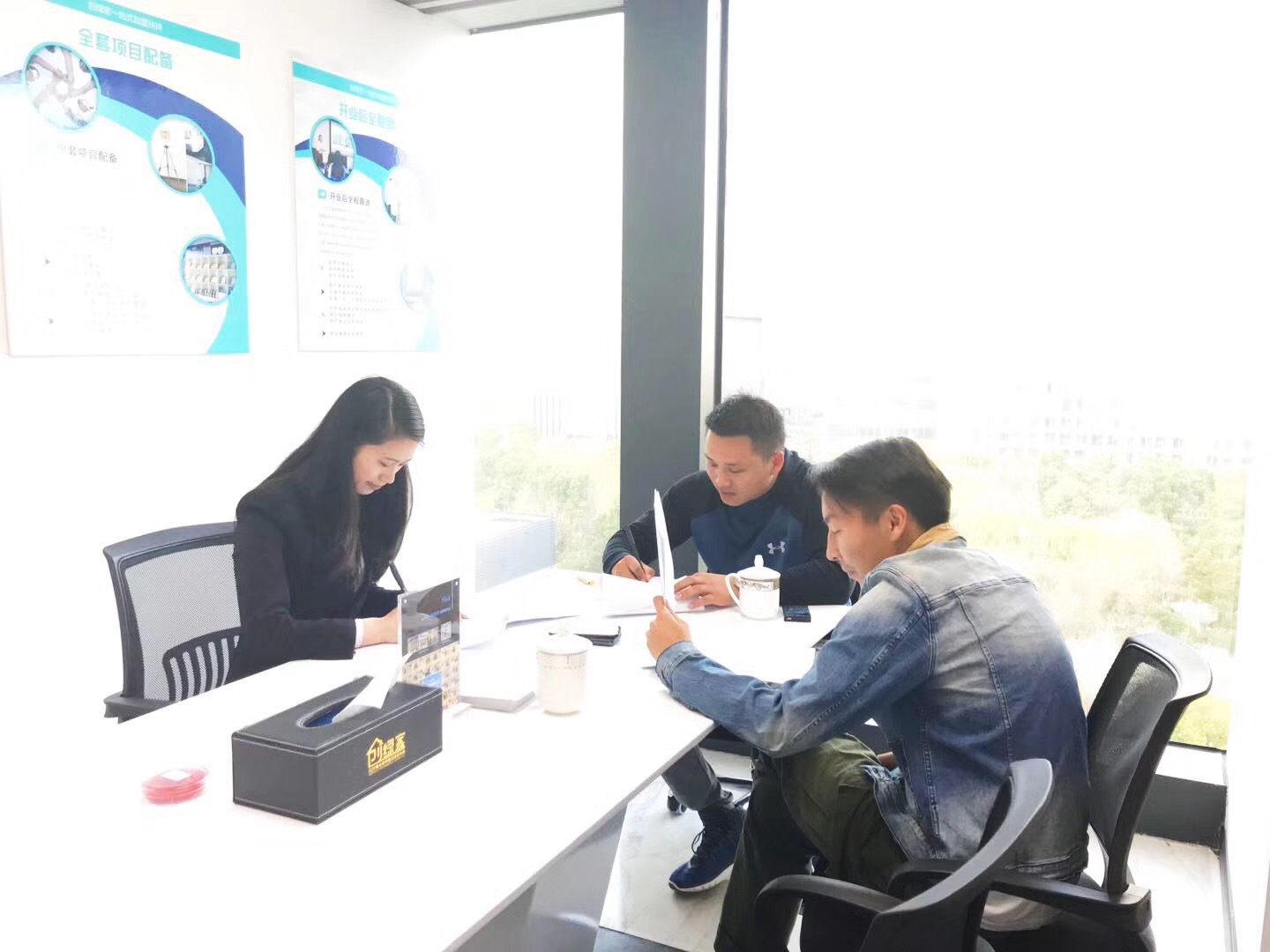 熱烈祝賀馬總簽約創(chuàng)綠家昆明市區(qū)級代理！