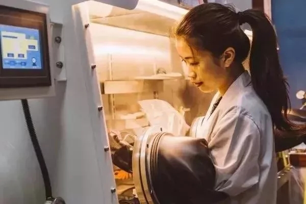 青春是用來(lái)奮斗的，除甲醛的青春最美麗！