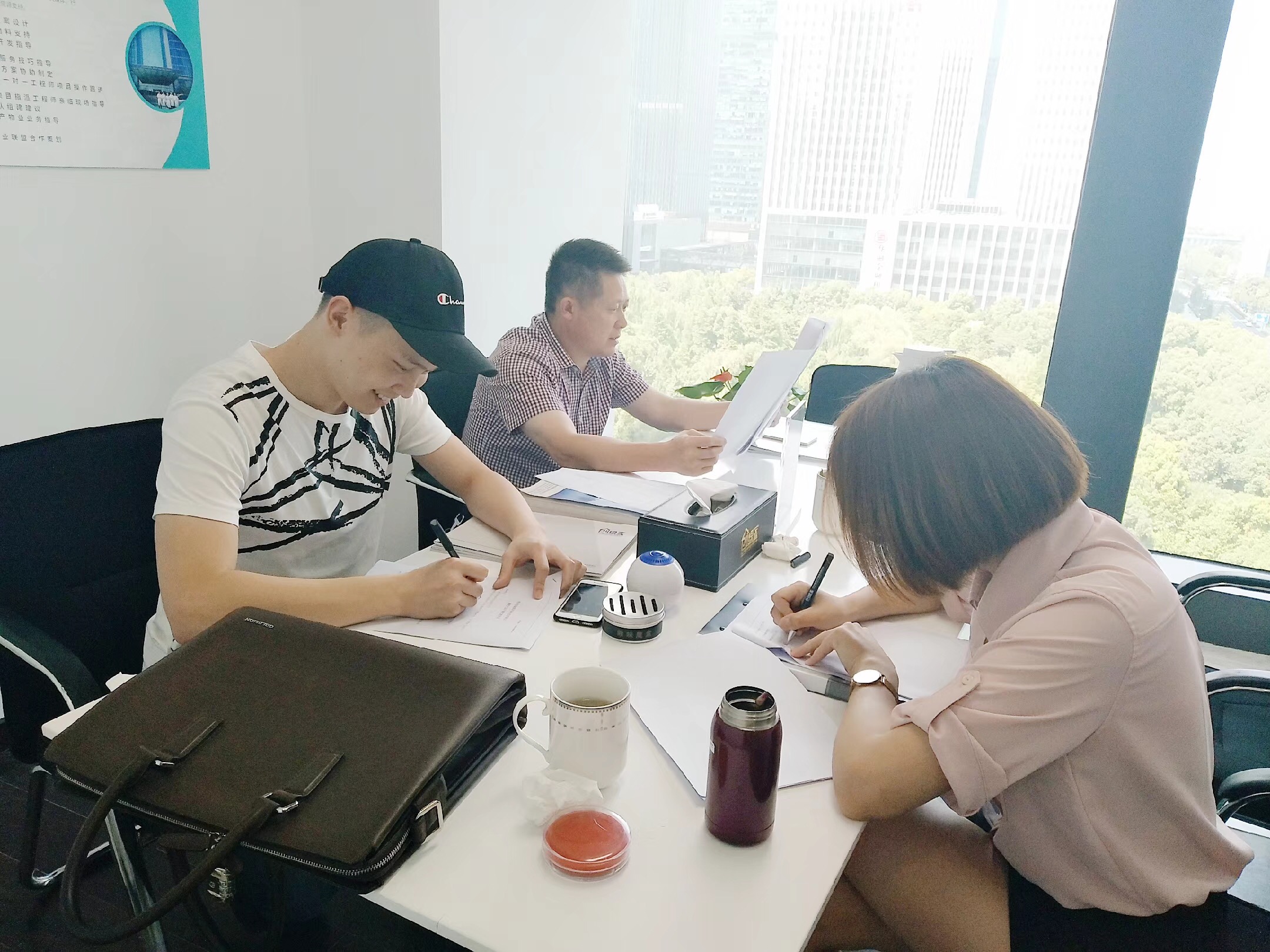 熱烈祝賀張總簽約創(chuàng)綠家重慶市區(qū)級(jí)代理！