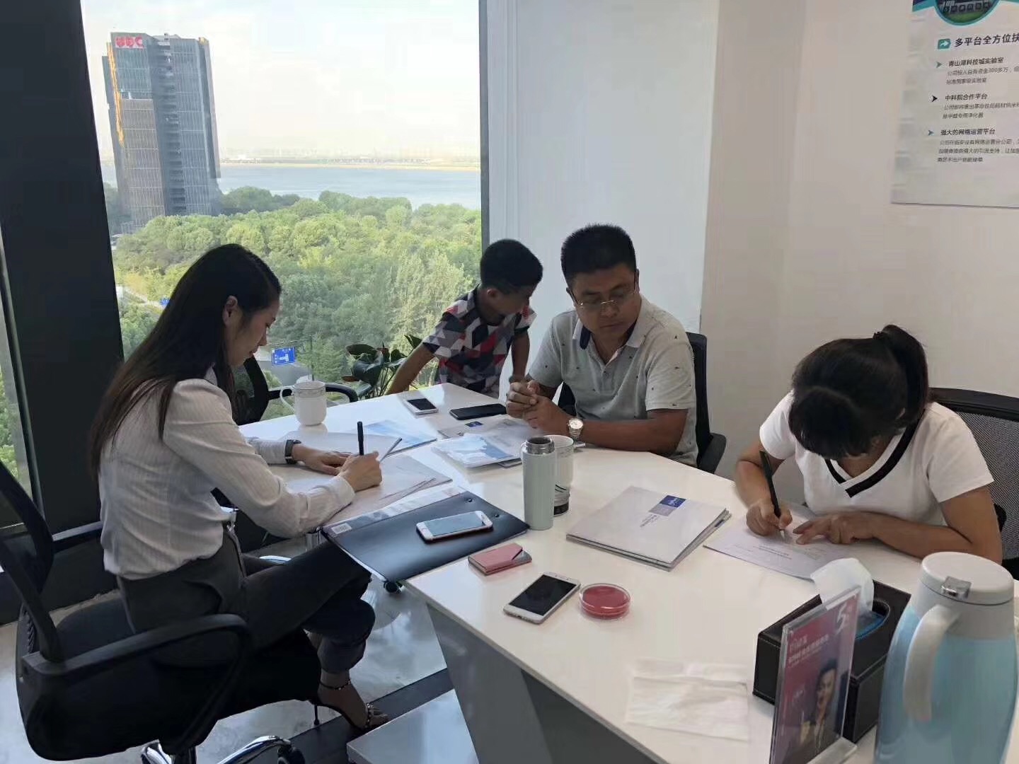 熱烈祝賀李總、關(guān)總簽約創(chuàng)綠家西安市區(qū)級代理！