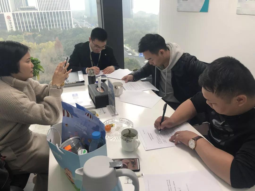 熱烈祝賀黃總夫婦簽約創(chuàng)綠家廣西南寧市區(qū)級代理！