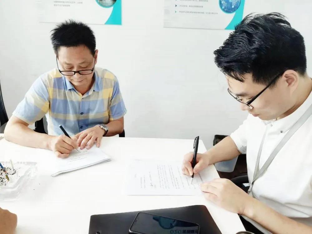 熱烈祝賀潘總、鄭總簽約創(chuàng)綠家江蘇省南京市區(qū)級(jí)代理！