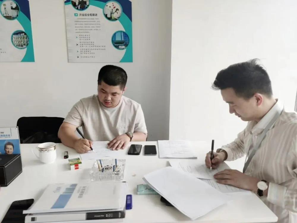 熱烈祝賀何總簽約創(chuàng)綠家廣東省深圳市區(qū)級(jí)代理！