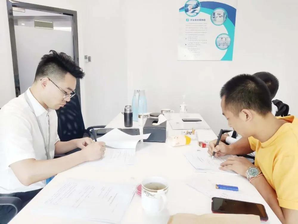 熱烈祝賀劉總左總簽約創(chuàng)綠家云南省臨滄市區(qū)級(jí)代理！