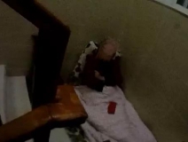 為了幫兒子收快遞，南京老夫妻被迫睡樓道