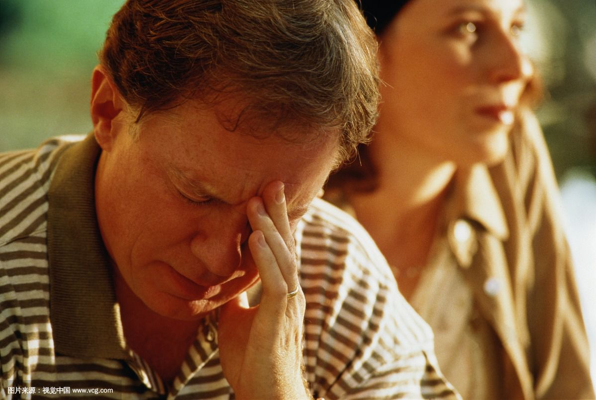 前段時(shí)間，王先生家中房子裝修。入住沒(méi)多久王先生就感覺(jué)自己身體出現(xiàn)了一些異樣，時(shí)常感到胸悶氣短、呼吸不暢，嚴(yán)重的時(shí)候還會(huì)出現(xiàn)短時(shí)間的暈眩。王先生以為是自己的身體出現(xiàn)了什么狀況便跑到家附近的診所詢問(wèn)。醫(yī)生一看便問(wèn)王先生家中最近是否裝修，王先生感覺(jué)很詫異。醫(yī)生說(shuō)這樣的癥狀是典型的甲醛中毒。王先生就咨詢了除甲醛公司如何清除新房裝修后殘留的甲醛？