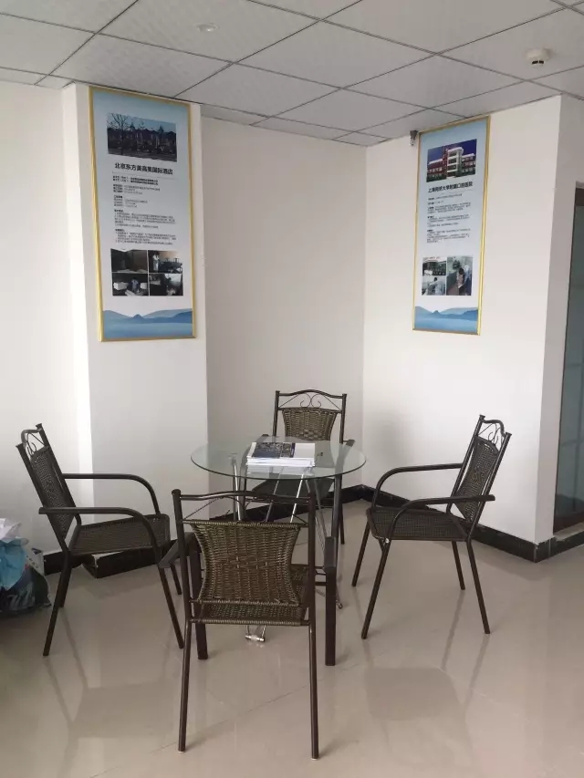 歷經(jīng)近兩個月的店面籌備工作，創(chuàng)綠家空氣治理惠州服務中心正式落成，室內(nèi)裝修污染危害社會，室內(nèi)空氣治理迫在眉睫。創(chuàng)綠家惠州服務中心將竭誠為您服務！ 溫總、朱總與公司合照 創(chuàng)綠家空氣治理惠州服務中心門面 店內(nèi)展示： 祝溫總、朱總開業(yè)生意興隆、財源廣進！