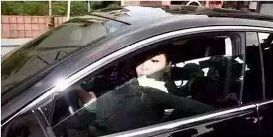 市民劉先生這幾天眼睛痛、嗓子疼，經(jīng)過醫(yī)院一診斷居然是甲醛中毒。劉先生很困惑，家里已經(jīng)裝修了好幾年了，怎么會突然間就甲醛中毒了呢。后來又朋友提醒他，原來是因?yàn)樽约耗昵百徶玫男萝?，?jīng)過檢測，發(fā)現(xiàn)車?yán)锛兹┖繃?yán)重超標(biāo)。